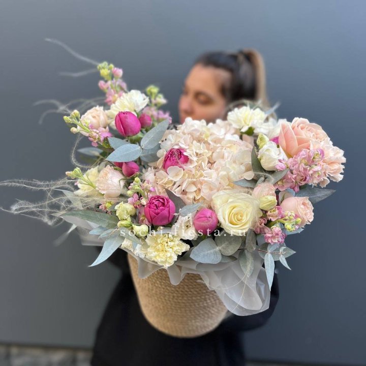 Цветочная композиция в джутовом боксе  в Самаре