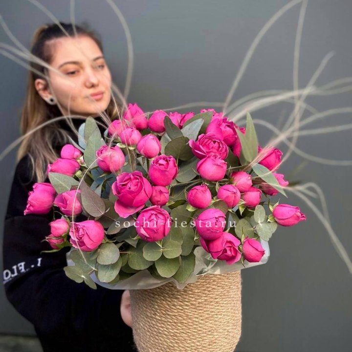 Пионовидные розы Мисти Бабблс в джутовом кашпо в Самаре