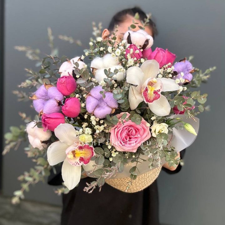 Орхидея и розы в джутовом кашпо в Самаре