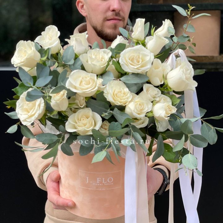 41 белая роз в бархатном боксе в Самаре