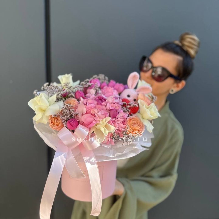 Дизайнерский цилиндр с игрушкой "Лола" в Самаре