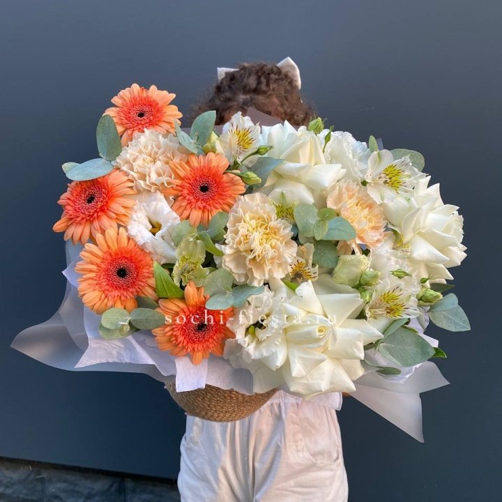 Розы и герберы в джутовом кашпо "Георгино" в Самаре