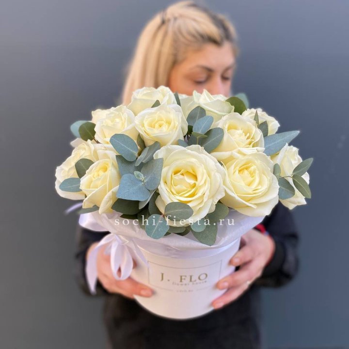 15 белых роз в боксе в Самаре