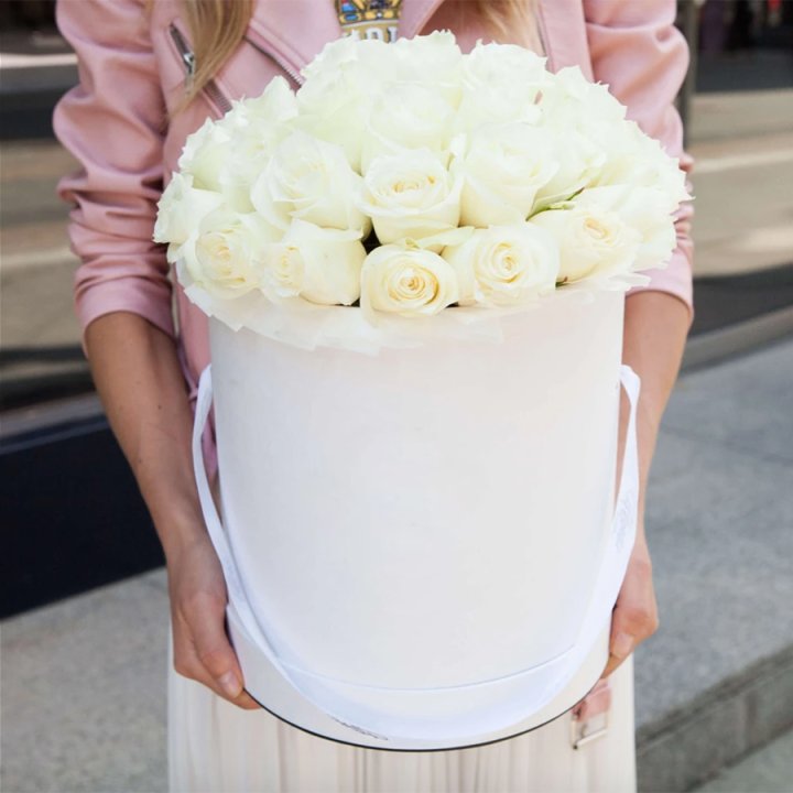 35 белых роз в цилиндре в Самаре