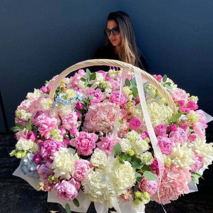 Цветочная корзина из пионов и пионовидных роз "Перфекте" в Самаре