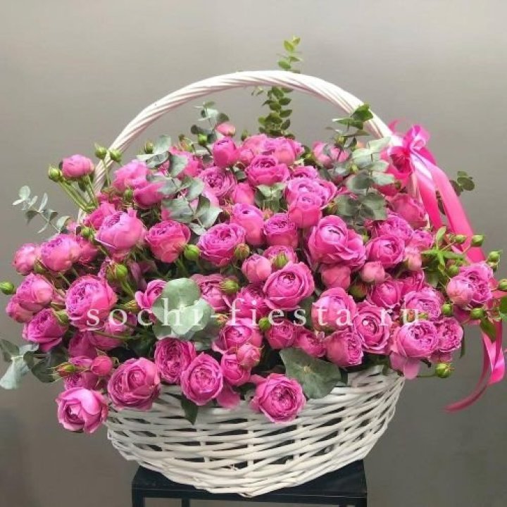 65 пионовидных кустовых роз в корзине в Самаре