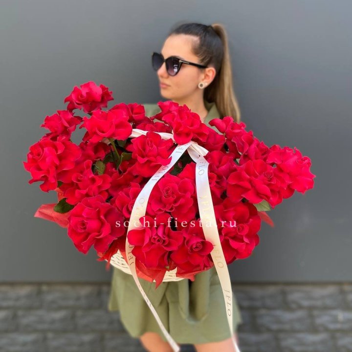 Красные французские розы в корзине в Самаре