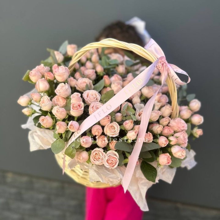 Корзина кустовых пионовидных роз в Самаре