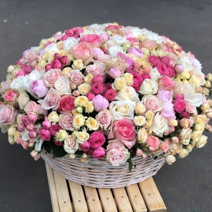 Цветочная корзина из пионов и пионовидных роз "Юниверсити" в Самаре