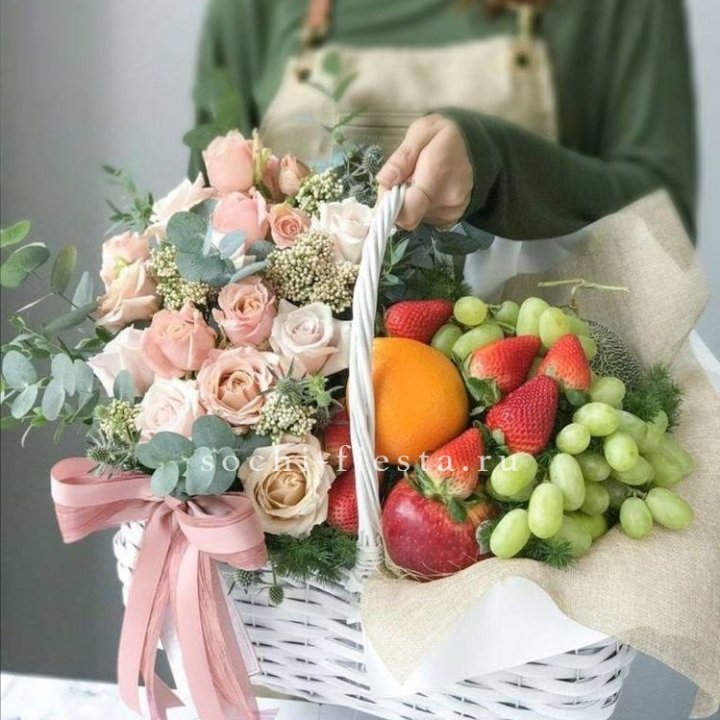 Фруктовая корзина c цветами в Самаре