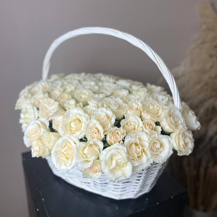 101 белая роза в корзине в Самаре