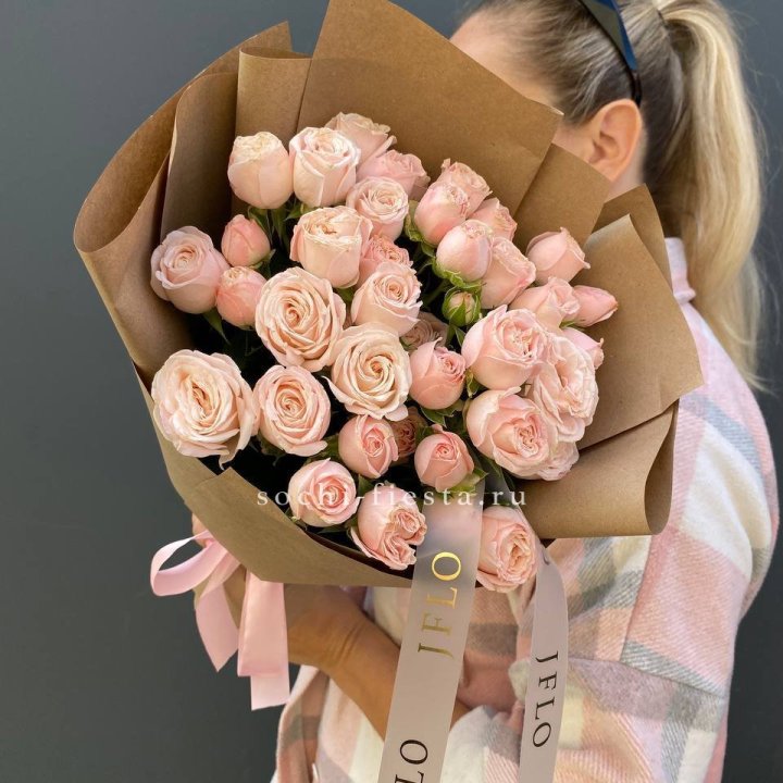 Кустовые розы Бомбастик в крафте в Самаре