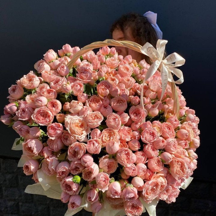 Корзина из пионовидных роз в Самаре