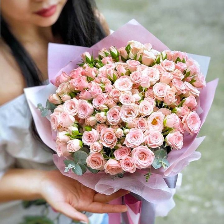 Кустовые розы с эвкалиптом в Самаре