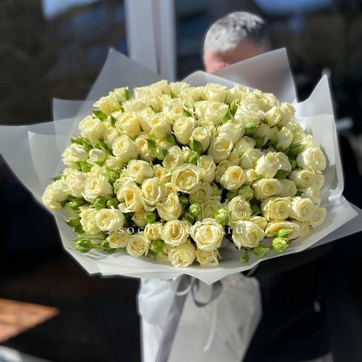 Белые кустовые розы 31 шт в Самаре