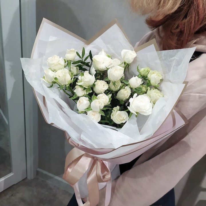 Белоснежные кустовые розы в Самаре