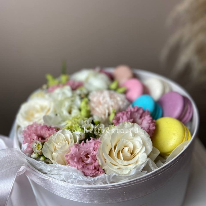 Цветы в цилиндре с макаронс "Прованс" в Самаре