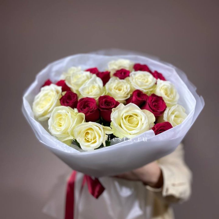 Букет их красных и белых 25 роз в Самаре