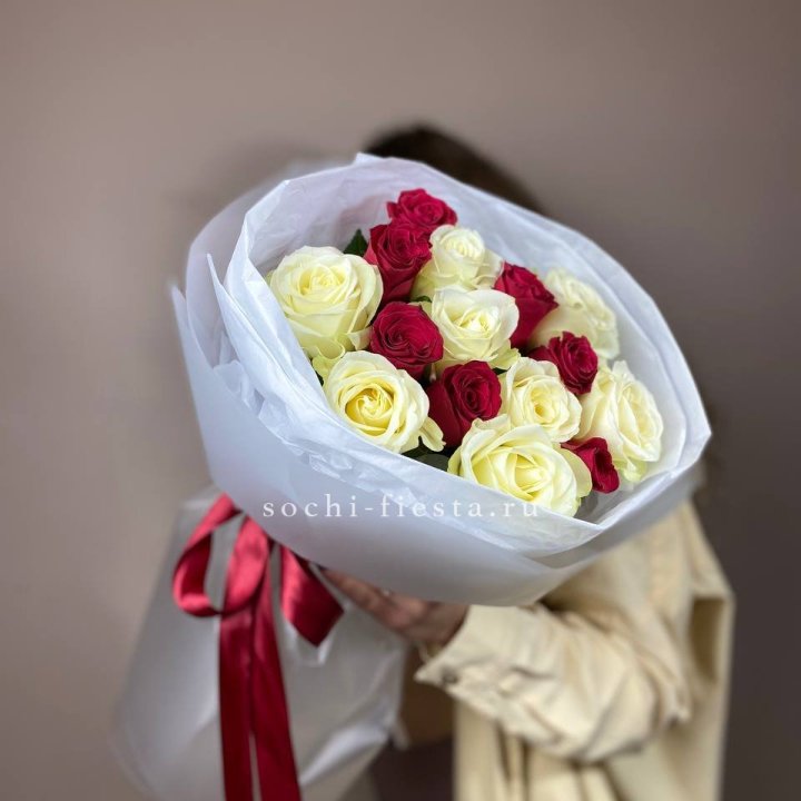 Букет из красных белых 15 роз в Самаре