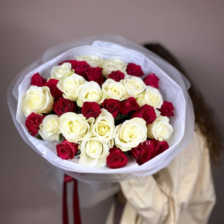Букет из красных белых 35 роз в Самаре