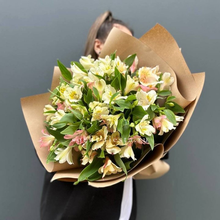 Букет альстромерий в крафте в Самаре