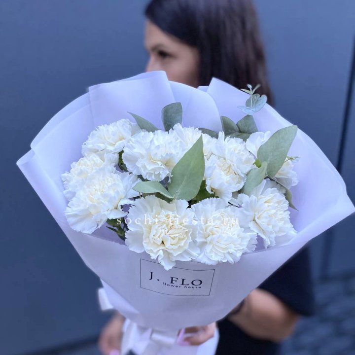 Букет белых диантусов с эвкалиптом в Самаре