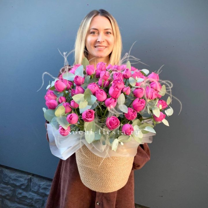 Пионовидные розы  в джутовом кашпо  в Самаре