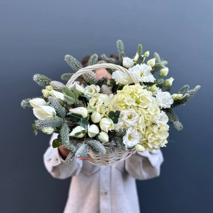 Новогодняя корзина с цветами в Самаре