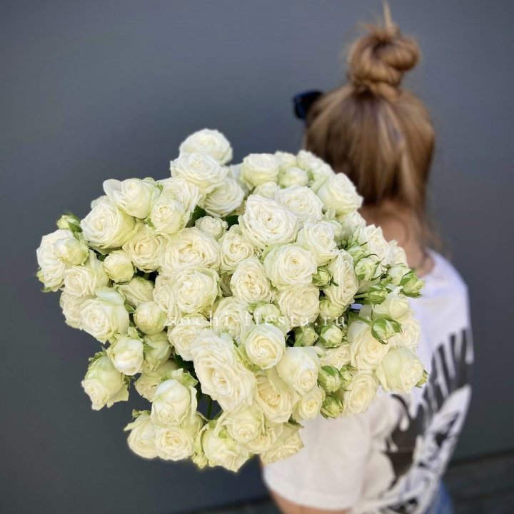 Охапка кустовых роз бомбастик  в Самаре