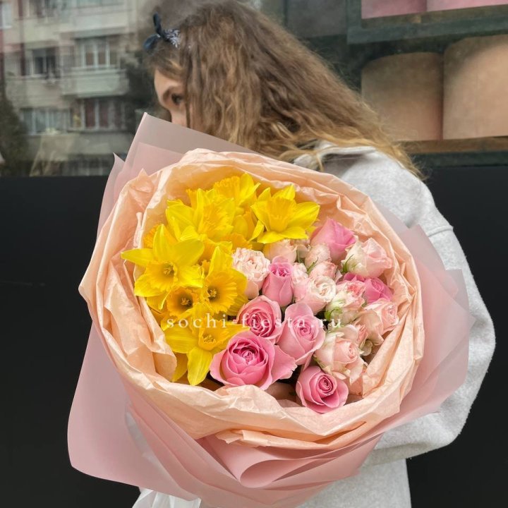 Букет роз и нарциссов в Самаре