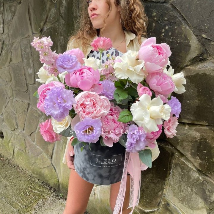 Дизайнерский цилиндр с пионами в Самаре