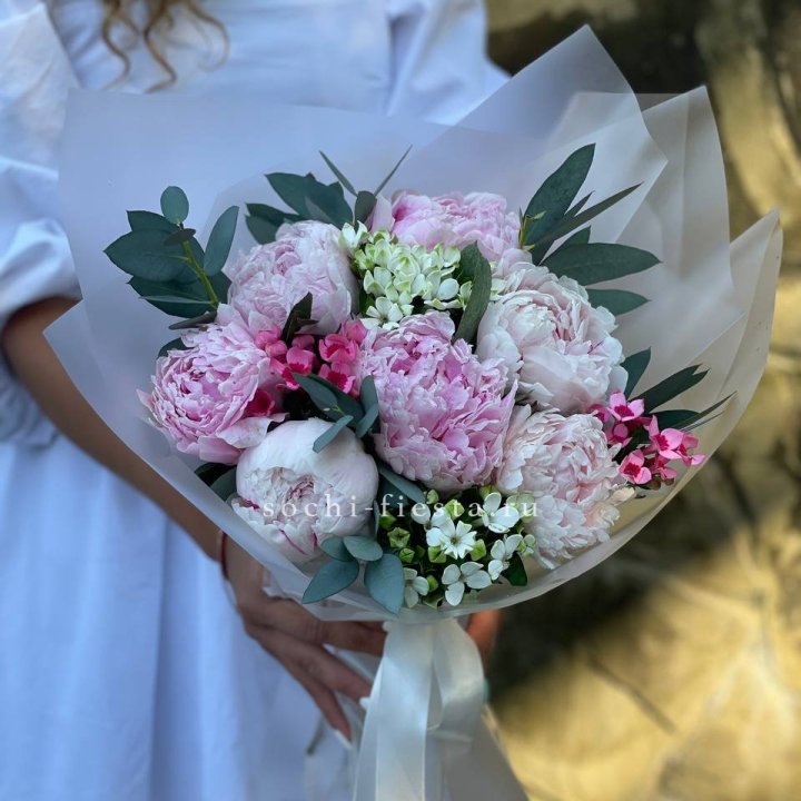 7 зефирных пионов с эвкалиптом в Самаре