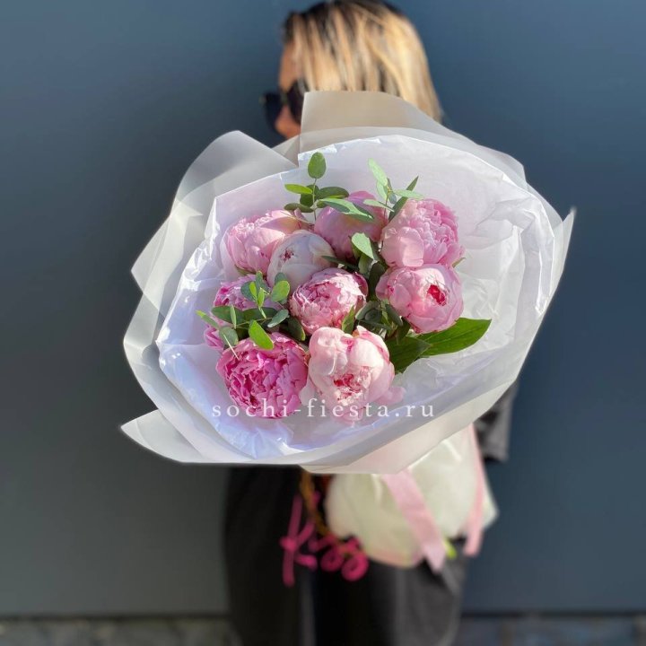 9 пионов с эвкалиптом в Самаре