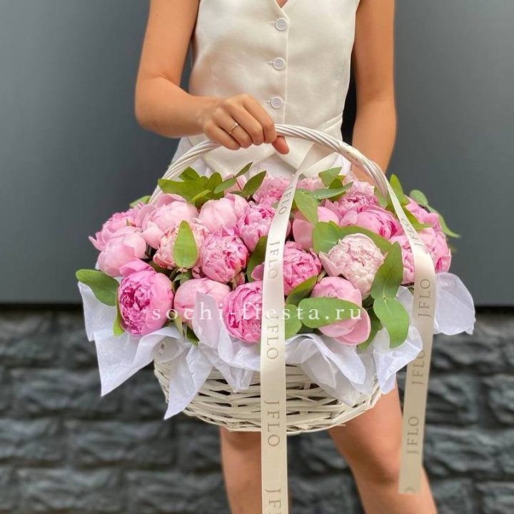 29 пионов в корзине в Самаре