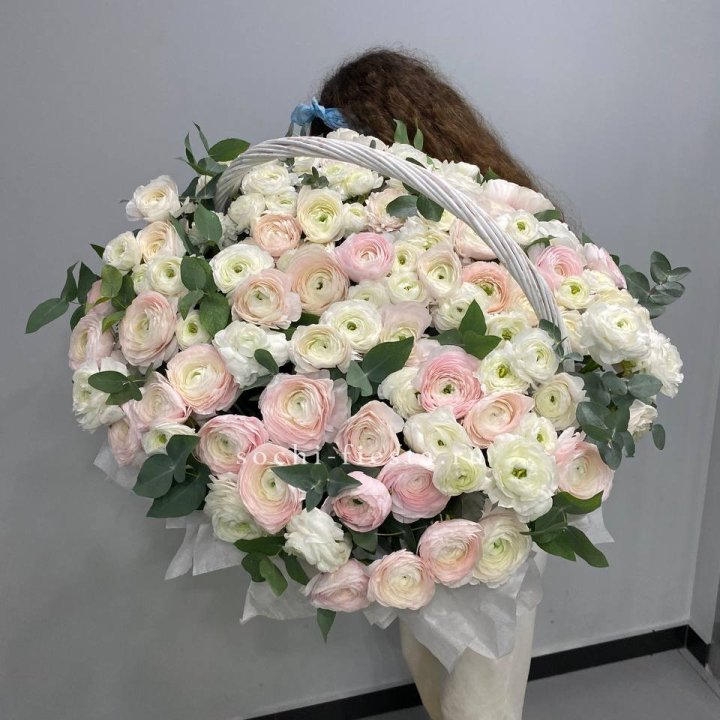 Ранункулюсы в корзине в Самаре