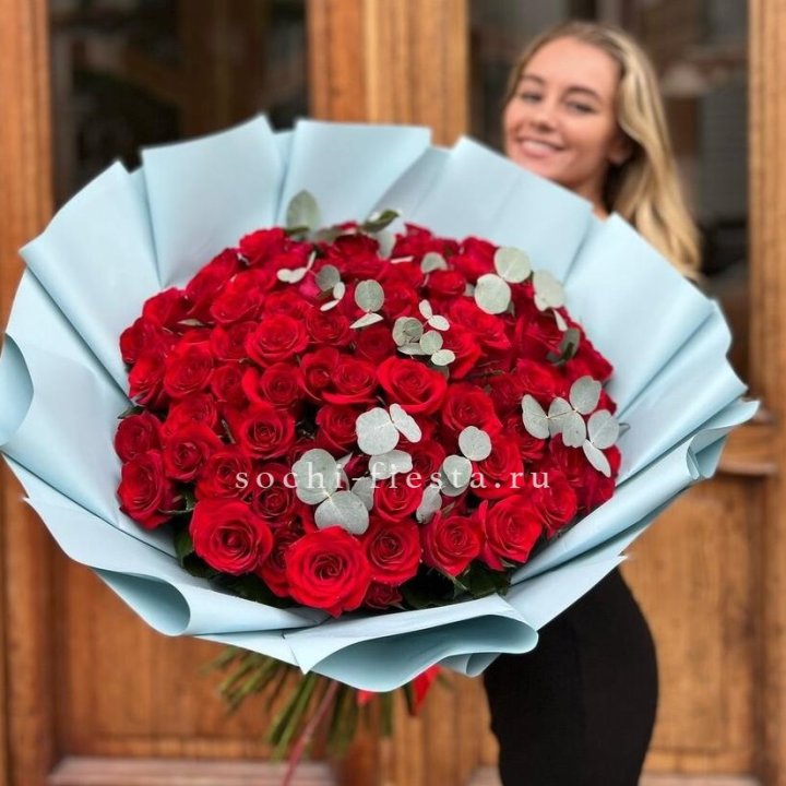 101 красная роза с эвкалиптом в Самаре