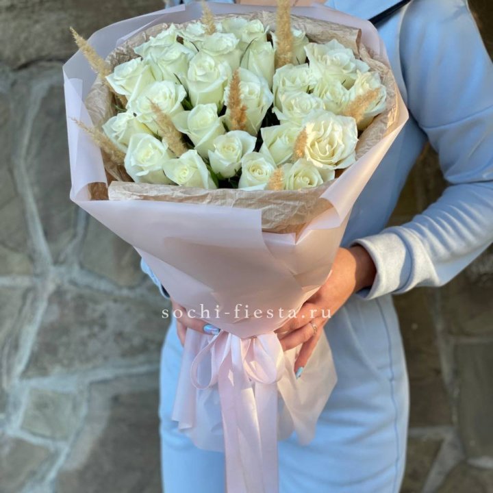 25 белых роз с сухоцветами в Самаре