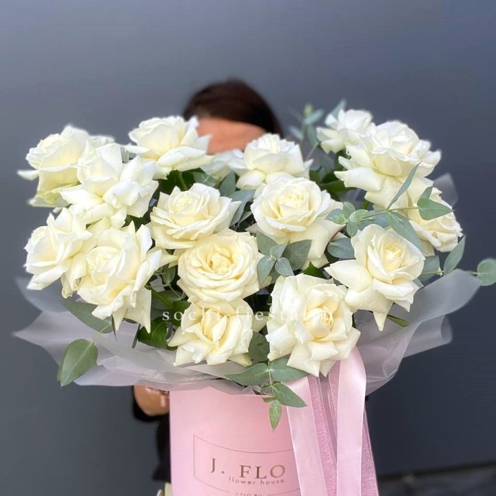 17 Французских белых роз в боксе в Самаре