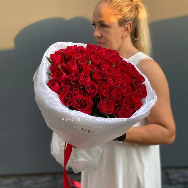 51 роза мадам ред в нежном оформлении в Самаре