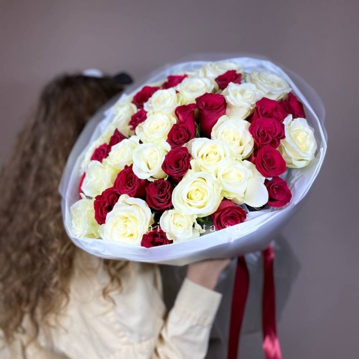 Букет из красных белых 45 роз в Самаре