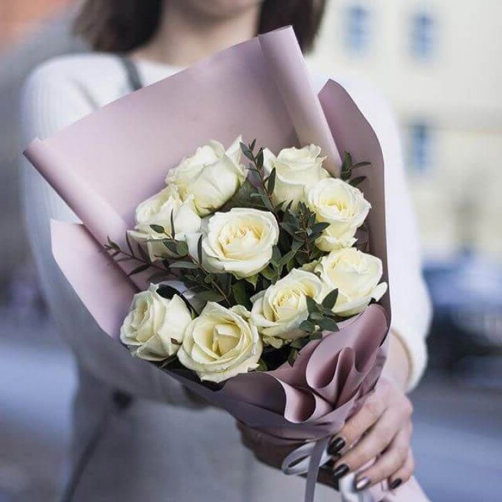 9 белых  роз "Минт" в Самаре