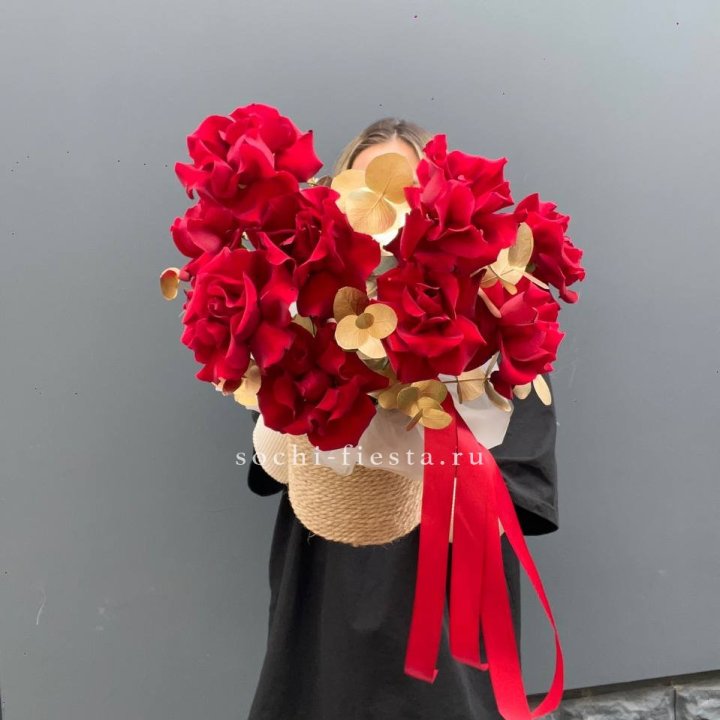 Красные французские розы в джутовом кашпо в Самаре