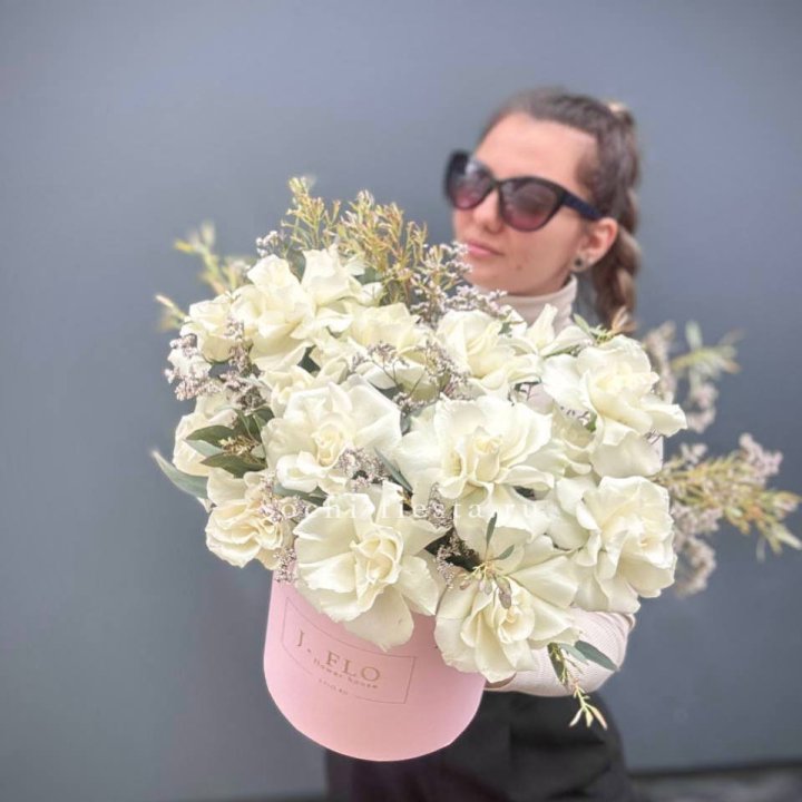 17 Французских белых роз в коробке Афина в Самаре