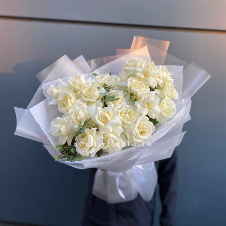 Пышный букет из белых роз в Самаре