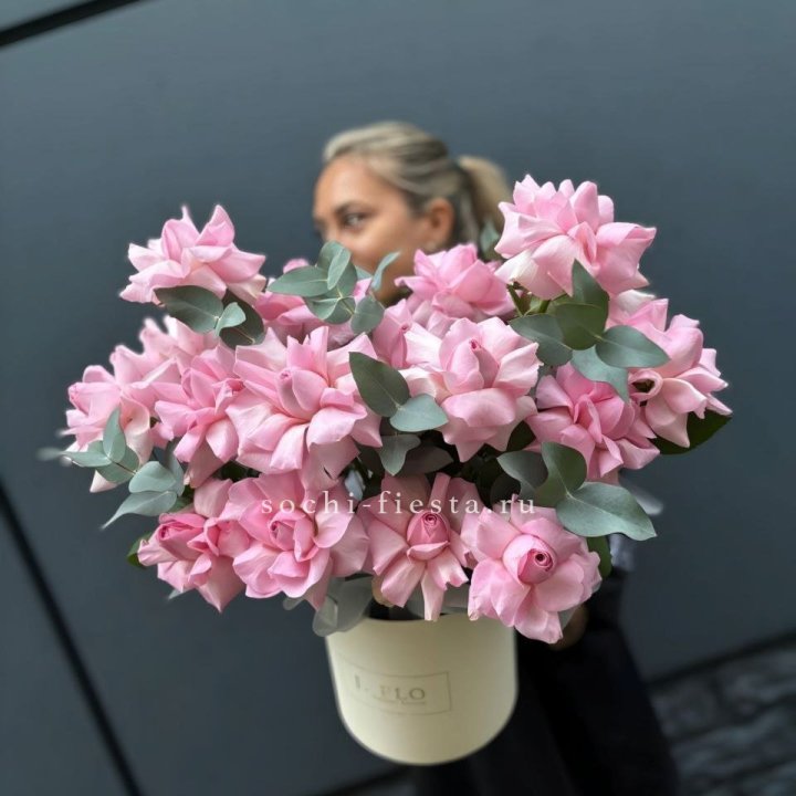 17 Розовых французских роз в боксе в Самаре