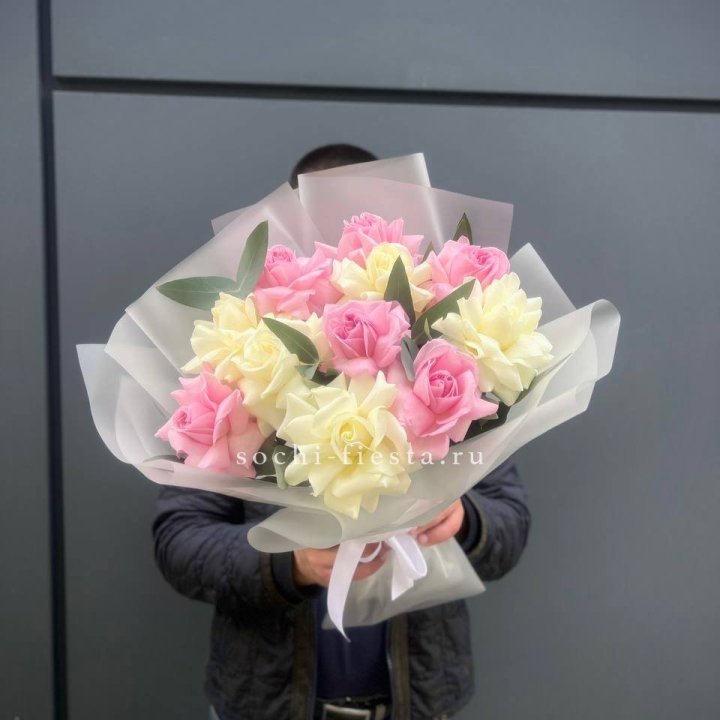11 бело-розовых роз в Самаре