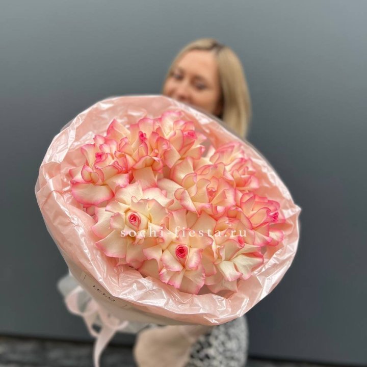 9 французских роз Джумилия в нежном оформлении в Самаре