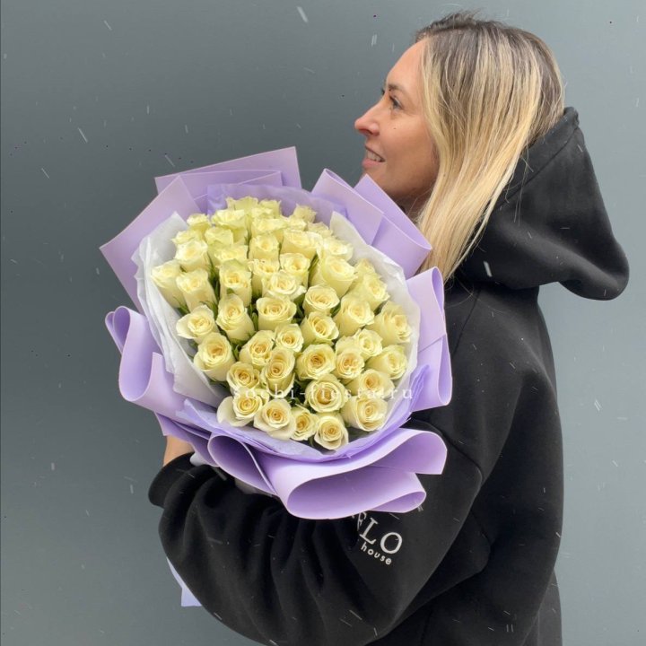 51 белая кенийская роза в оформлении в Самаре