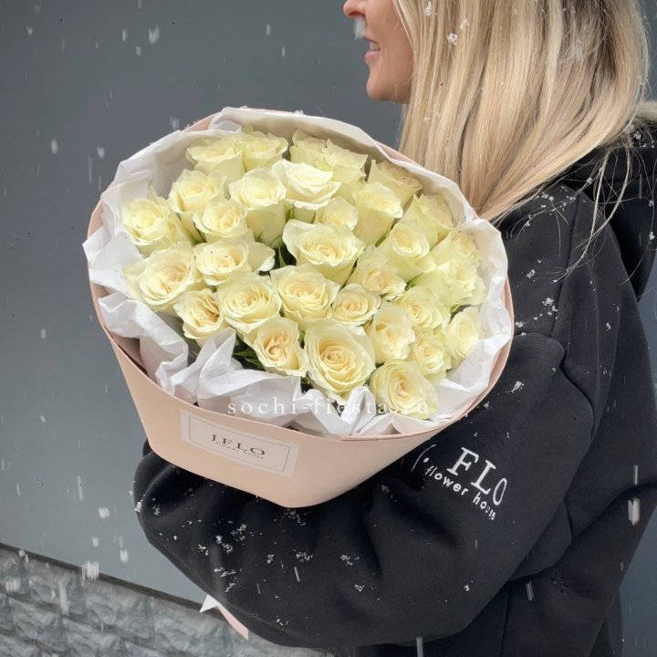 31 белая роза в оформлении в Самаре