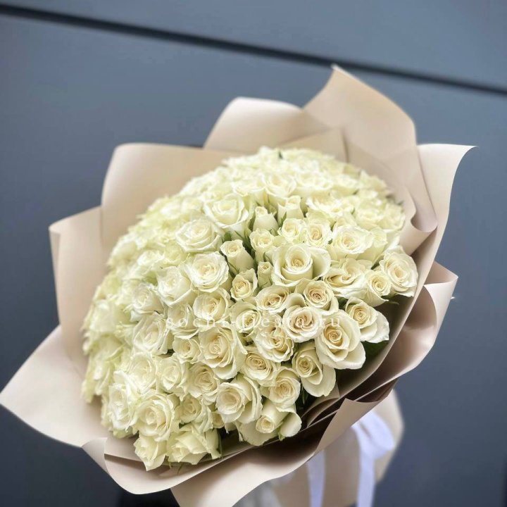 101 белая роза Атена в Самаре